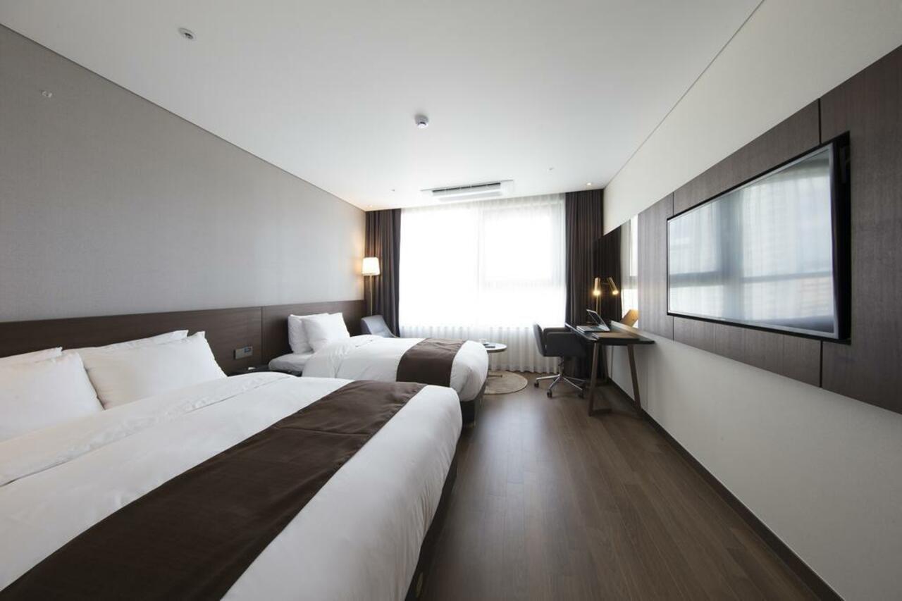Ramada By Wyndham Daejeon Hotel Exterior foto