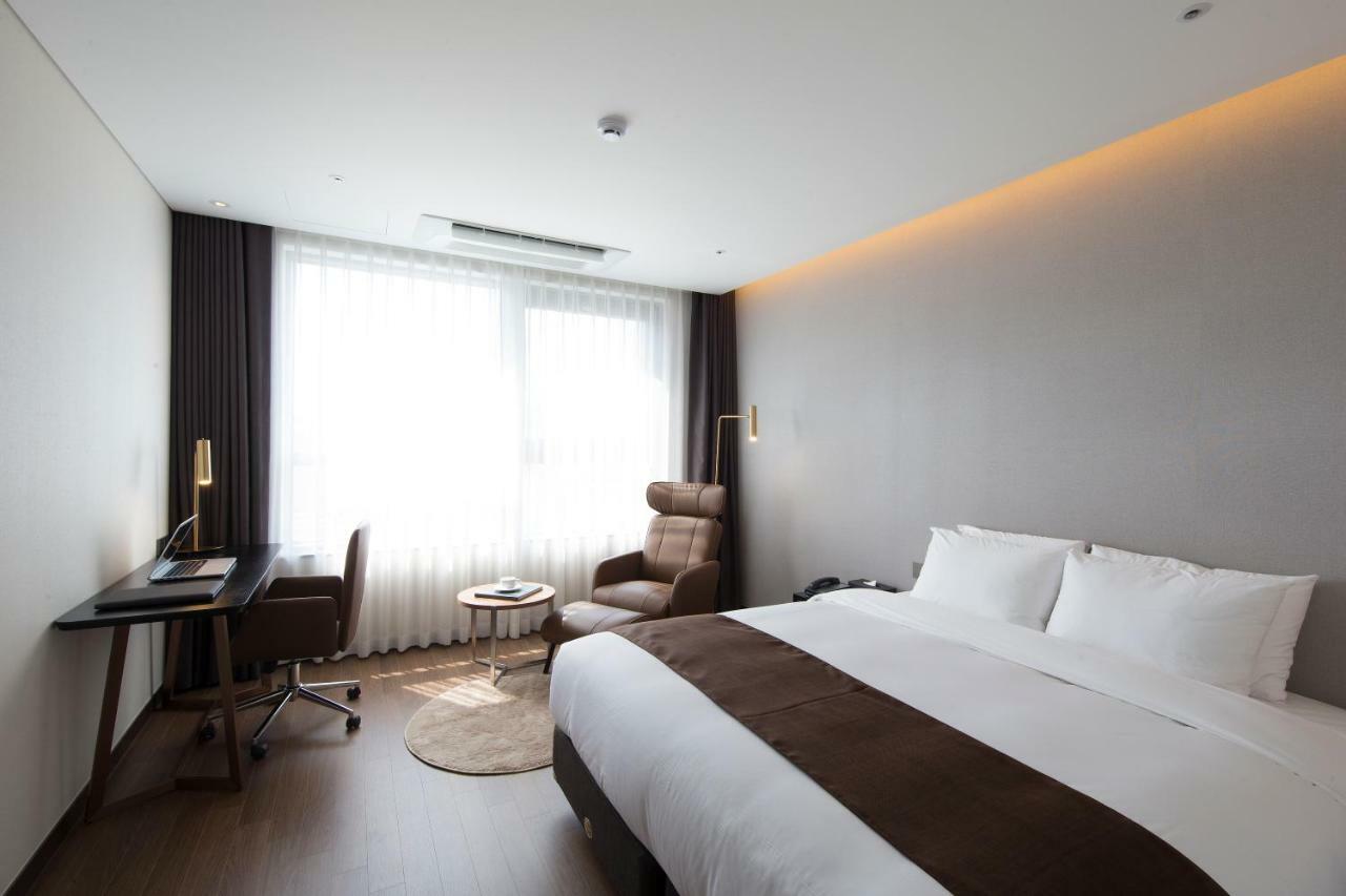 Ramada By Wyndham Daejeon Hotel Exterior foto